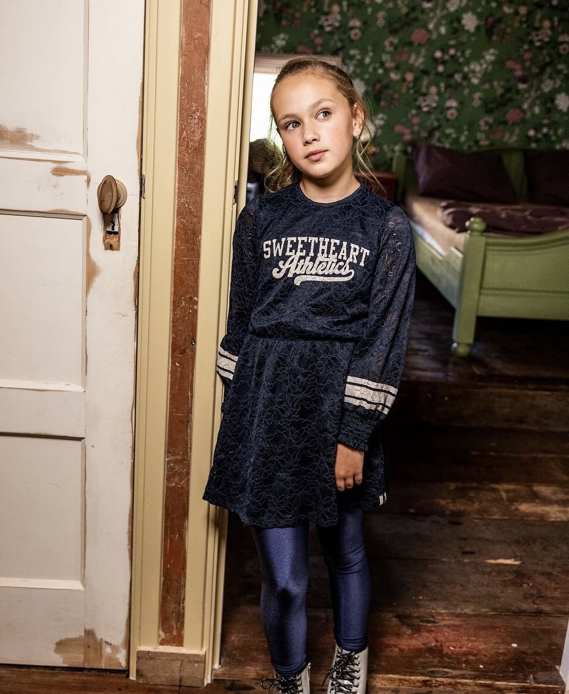 Meisje in de nieuwe collectie