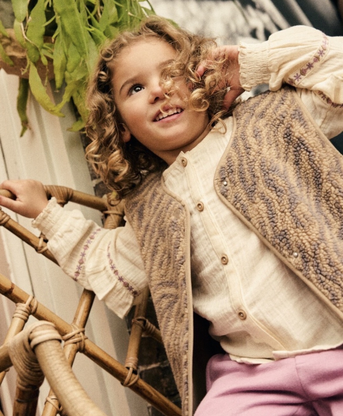 Meisje in de nieuwe collectie